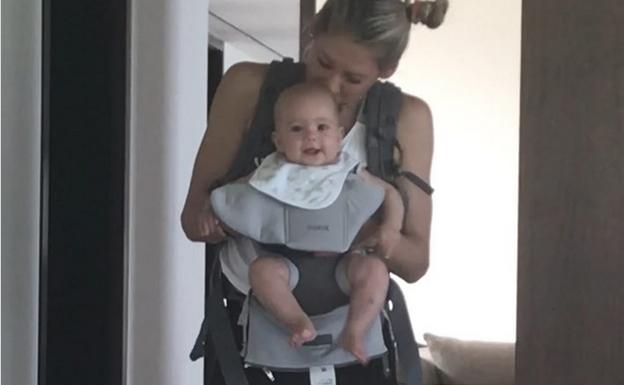 Anna Kournikova baila con su hija Lucy. 