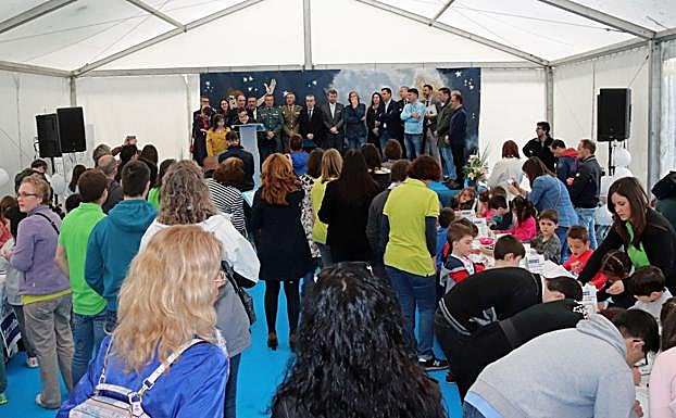 El acto se ha trasladado del Paseo Marceliano Santamaría a la carpa de la Feria del Libro