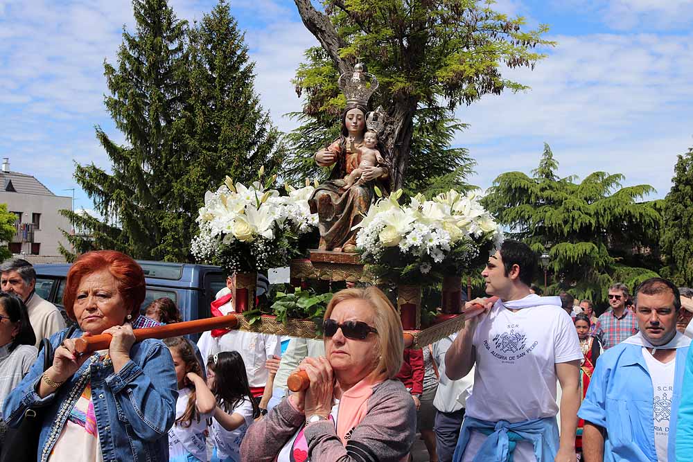 Burgos ha celebrado su tradicional Romería de la Virgen Blanca, con subida al Castillo y paellada