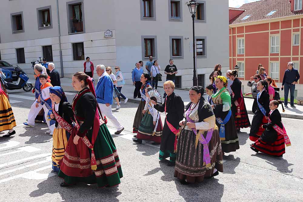 Burgos ha celebrado su tradicional Romería de la Virgen Blanca, con subida al Castillo y paellada