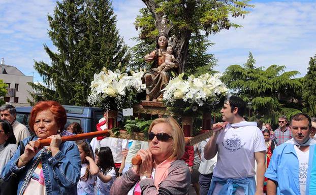 La romeraía de la Virgen Blanca ha llenado de color la jornada del domingo