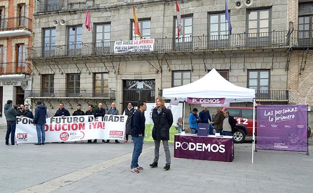 El secretario general de Podemos en Castilla y León, Pablo Fernández, lleva la campaña 'Qué Castilla y León quiere. Las personas lo primero' a Medina del Campo (Valladolid). 
