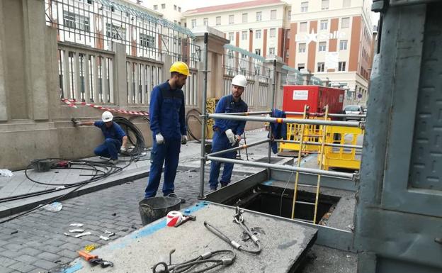 Los operarios arreglan la avería en la calle Simón Aranda.