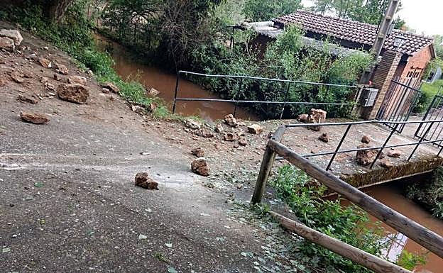 Las piedras han caído ladera abajo hasta los paseos inferiores