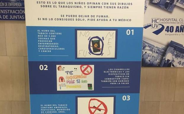 El Hospital Clínico de Valladolid recoge en paneles del vestíbulo dibujos contra el tabaco de niños del colegio Los Zumacales de Simancas. 