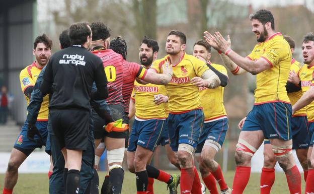 Los jugadores de la selección española protestan al árbitro tras perder ante Bélgica