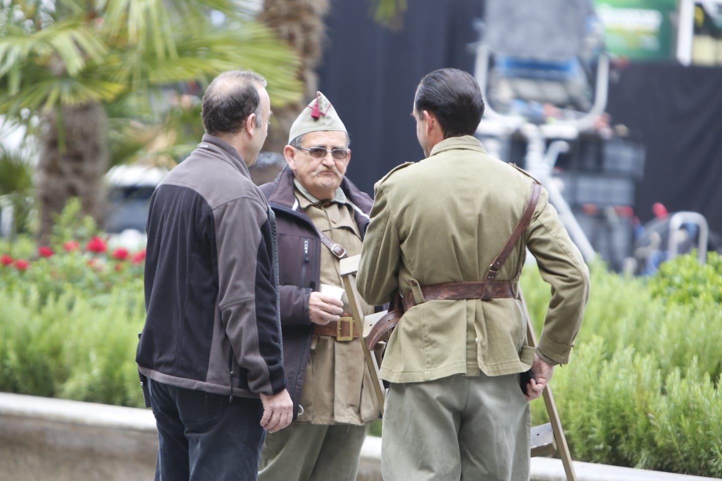 La bandera ondeó esta mañana en la Plaza Mayor durante el rodaje de la película 'Mientras dure la Guerra' que el realizador Alejandro Amenabar esta rodando en la ciudad