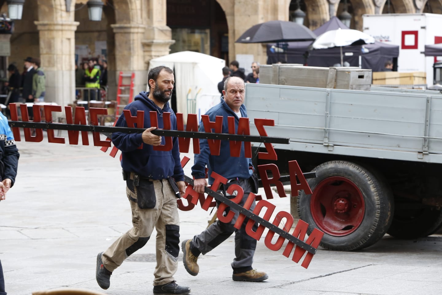 La bandera ondeó esta mañana en la Plaza Mayor durante el rodaje de la película 'Mientras dure la Guerra' que el realizador Alejandro Amenabar esta rodando en la ciudad