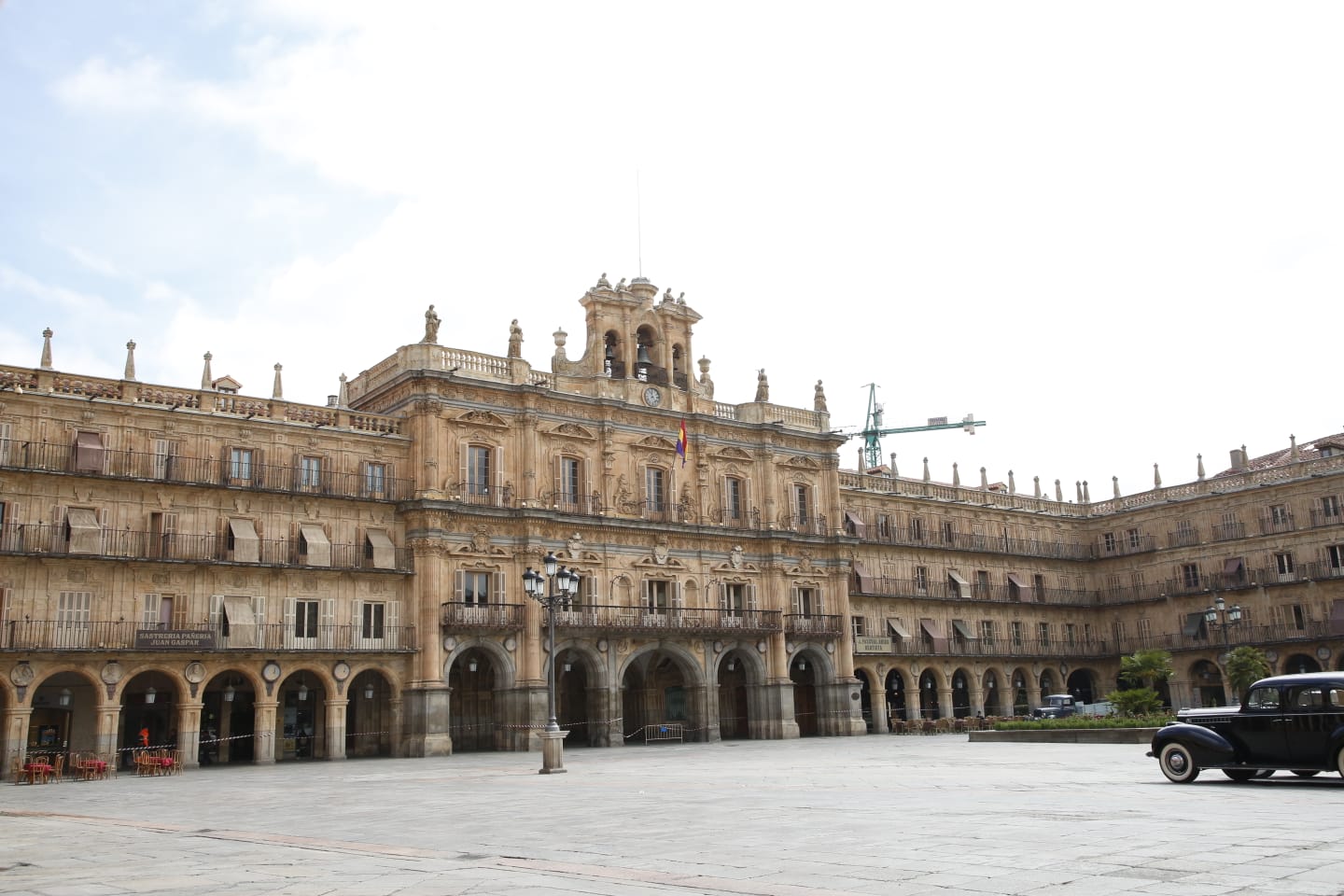 La bandera ondeó esta mañana en la Plaza Mayor durante el rodaje de la película 'Mientras dure la Guerra' que el realizador Alejandro Amenabar esta rodando en la ciudad