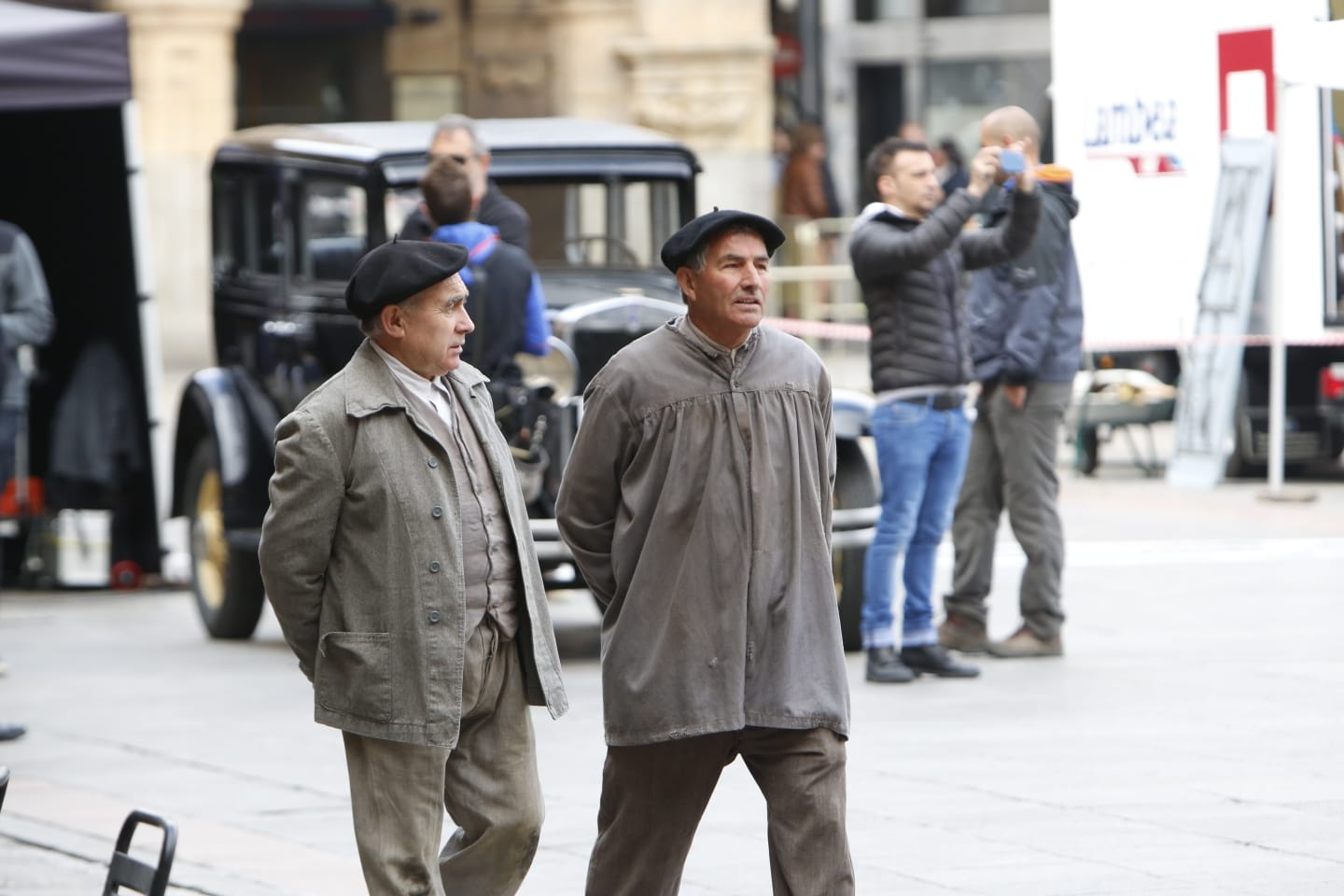 La bandera ondeó esta mañana en la Plaza Mayor durante el rodaje de la película 'Mientras dure la Guerra' que el realizador Alejandro Amenabar esta rodando en la ciudad