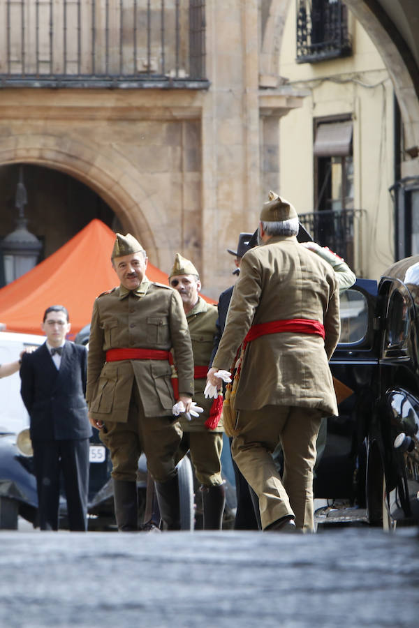 La bandera ondeó esta mañana en la Plaza Mayor durante el rodaje de la película 'Mientras dure la Guerra' que el realizador Alejandro Amenabar esta rodando en la ciudad