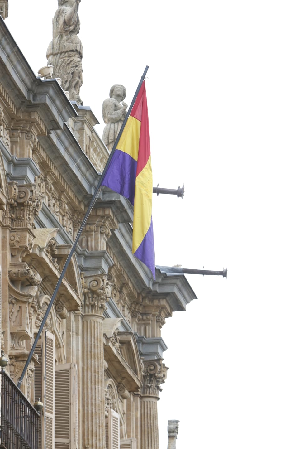 La bandera ondeó esta mañana en la Plaza Mayor durante el rodaje de la película 'Mientras dure la Guerra' que el realizador Alejandro Amenabar esta rodando en la ciudad