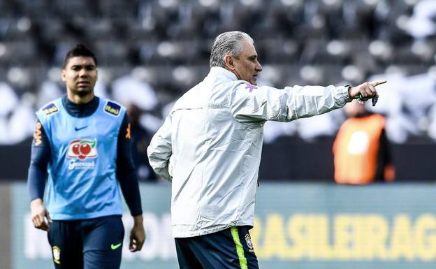 Casemiro, junto al seleccionador brasileño Tite. 