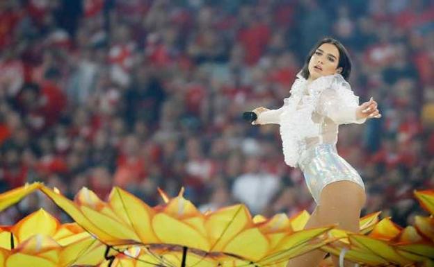 Dua Lipa, durante su actuación en la final de la Champions. 