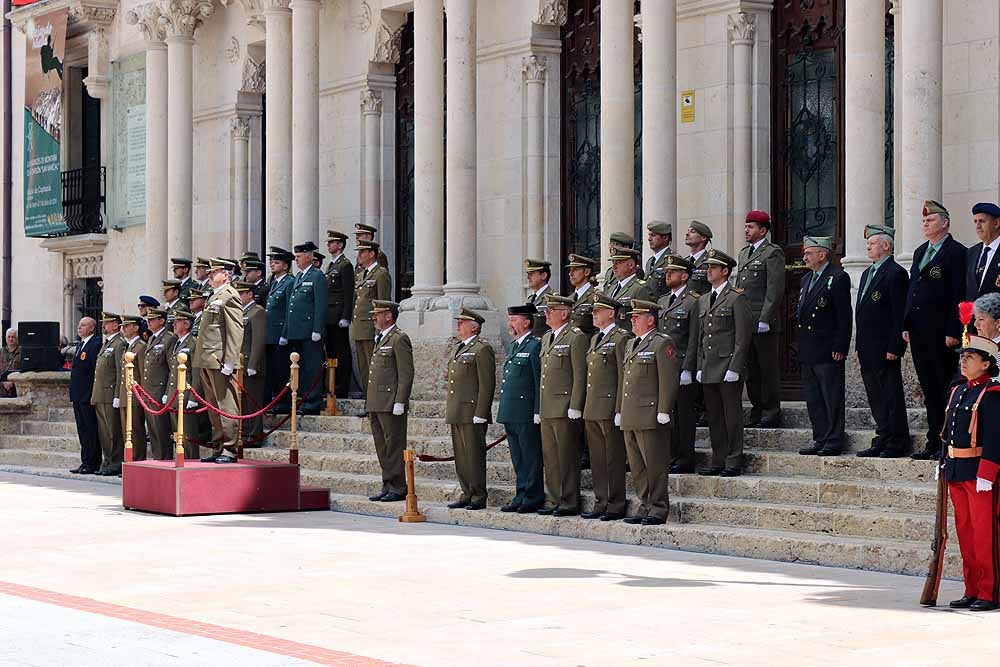 Fotos: El Ejército iza la bandera en Capitanía