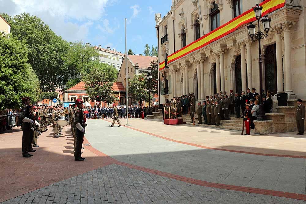 Fotos: El Ejército iza la bandera en Capitanía