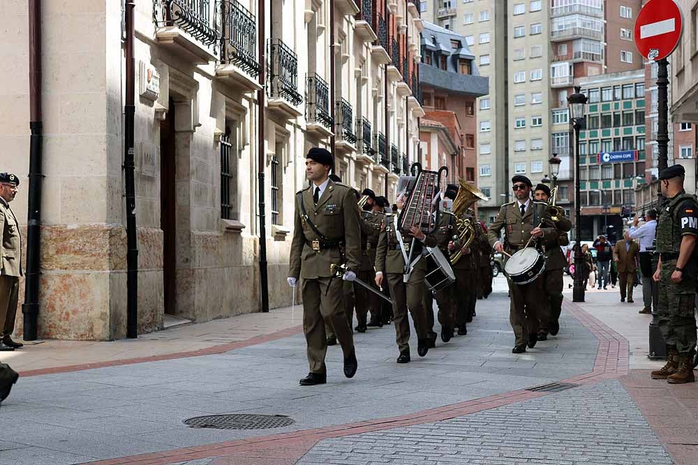 Fotos: El Ejército iza la bandera en Capitanía