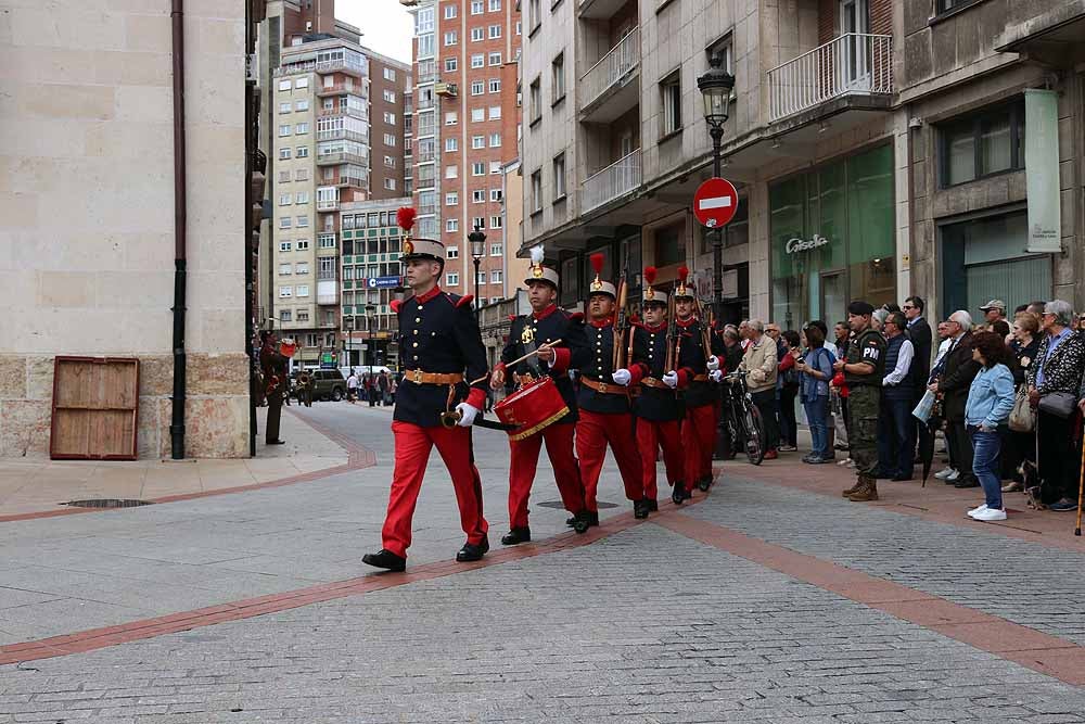 Fotos: El Ejército iza la bandera en Capitanía