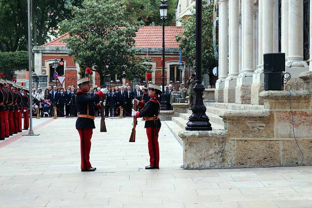 Fotos: El Ejército iza la bandera en Capitanía