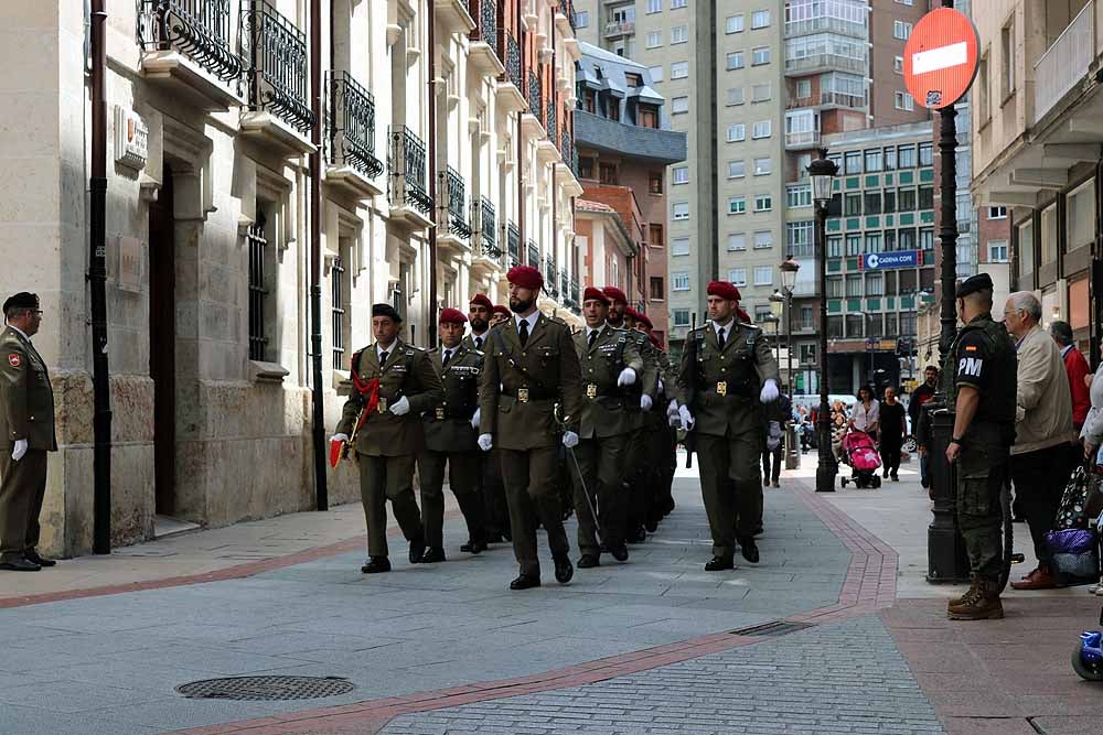 Fotos: El Ejército iza la bandera en Capitanía