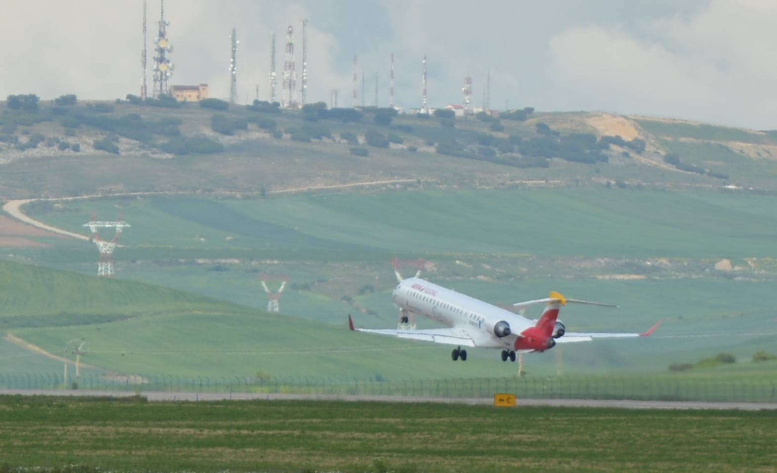 Fotos: El Aeropuerto de Villafría reactiva sus operaciones