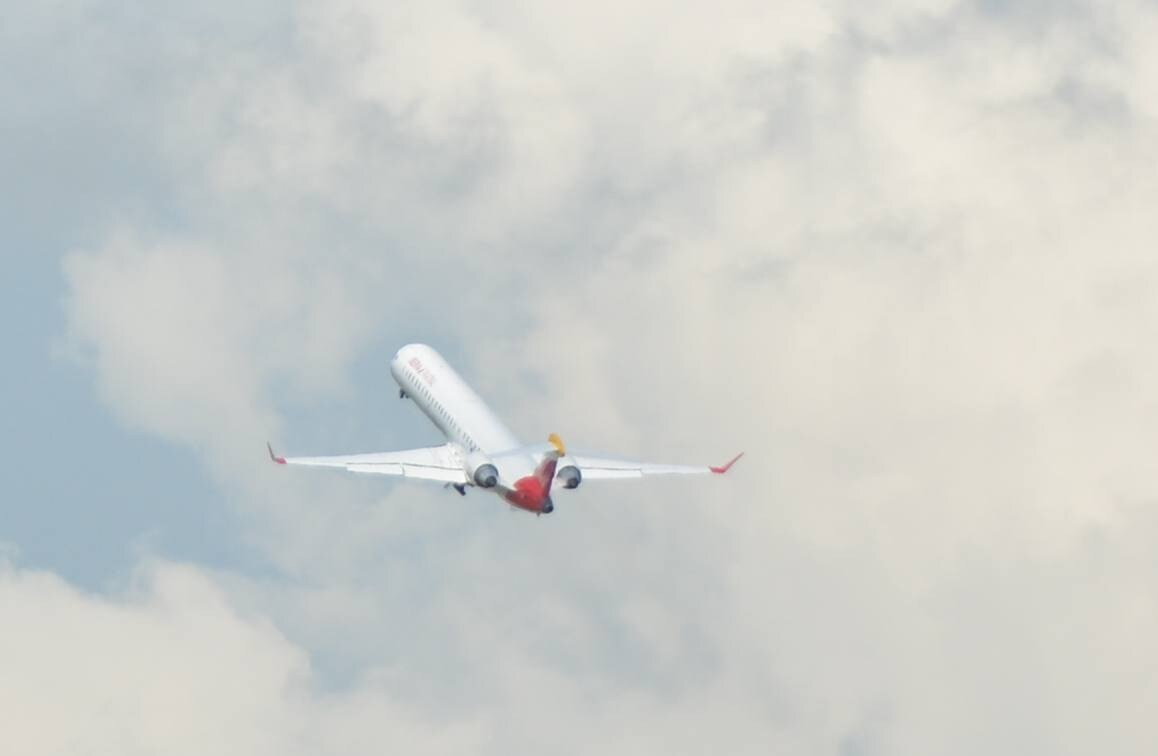 Fotos: El Aeropuerto de Villafría reactiva sus operaciones