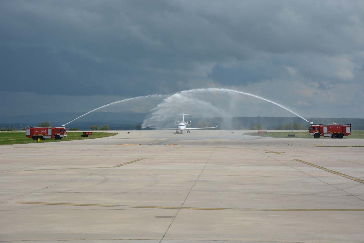 Fotos: El Aeropuerto de Villafría reactiva sus operaciones