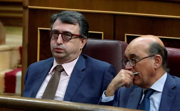 Soraya Sáenz de Santamaría (i) y el ministro de Hacienda, Cristóbal Montoro, durante una rueda de prensa. 