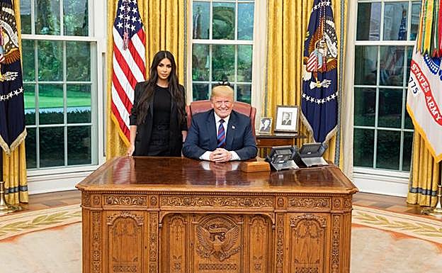 Kim Kardashian con Donald Trump en la Casa Blanca. 