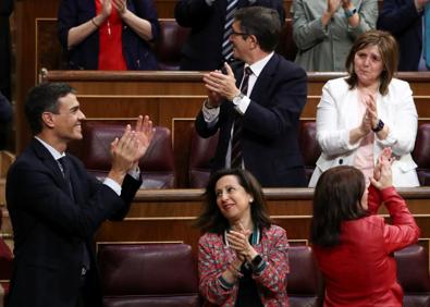 Imagen secundaria 1 - Arriba, Rajoy y Sánchez se estrechan la mano. Debajo, Sánchez felicitado por los suyos y ya fotografiado en solitario como presidente del Gobierno. 
