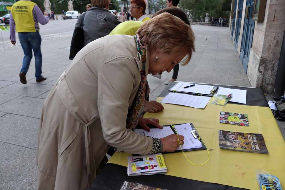 Fotos: Recogida de firmas de Amnistía Internacional en Burgos