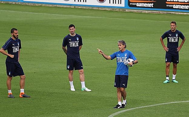 Mancini dirigiendo un entrenamiento de la Selección Italiana