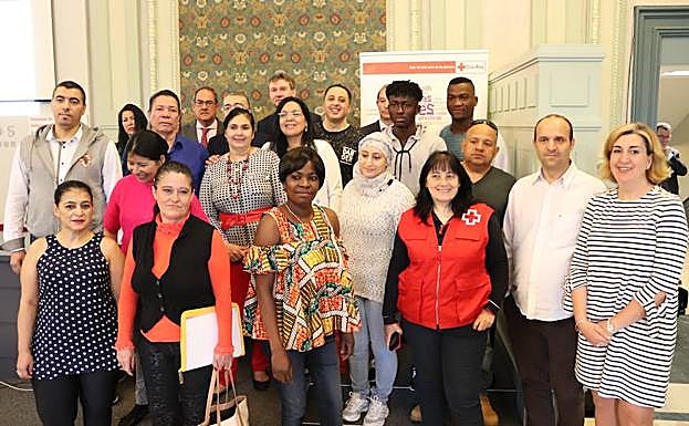 Alumnos del Plan de Empleo y autoridades