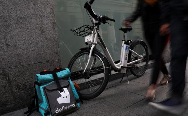 Un trabajador de Deliveroo con una bicicleta de Bicimad.