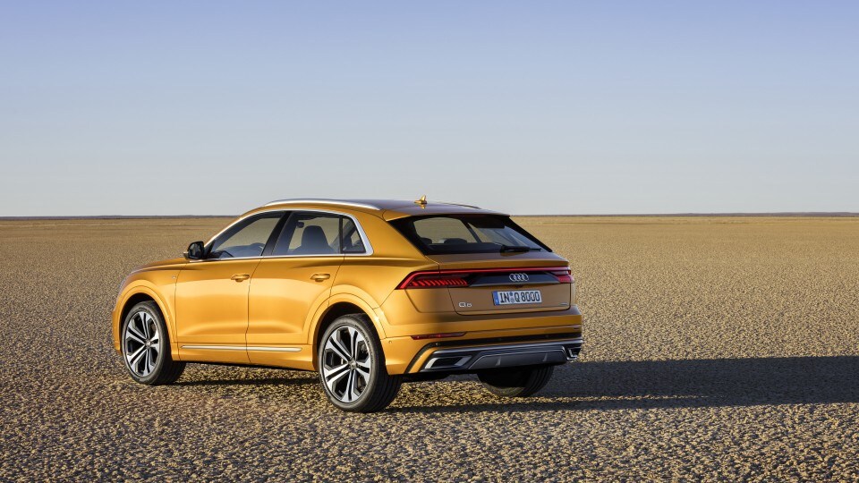 El tope de la familia Q de Audi llega con el Q8, un modelo que combina la línea de un cupé de lujo de cuatro puertas con la versatilidad propia de un SUV de gran tamaño. Una de las novedades de diseño es la ancha parrilla de diseño octogonal.