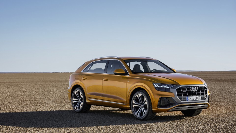 El tope de la familia Q de Audi llega con el Q8, un modelo que combina la línea de un cupé de lujo de cuatro puertas con la versatilidad propia de un SUV de gran tamaño. Una de las novedades de diseño es la ancha parrilla de diseño octogonal.