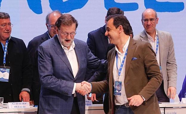 Mariano Rajoy y Fernando Martínez Maíllo, en el XIII Congreso Regional del PP de Castilla y León en abril de 2017.