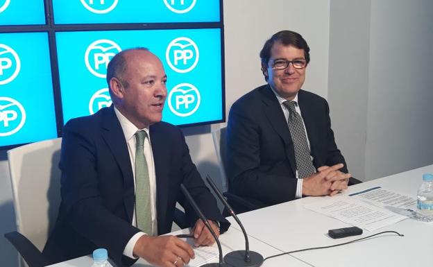 José María Barrios, presidente provincial del PP, y Alfonso Fernández Mañueco, presidente del Partido Popular de Castilla y León, en la sede del PP en Zamora.