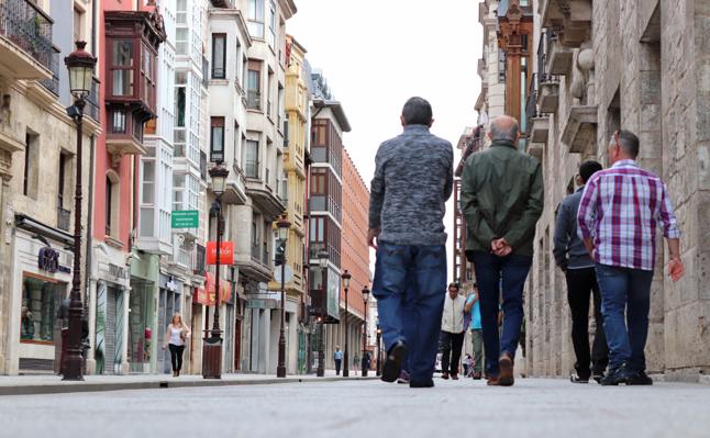 La diferencia entre el número de hombres y mujeres es insignificante a nivel provincial. 