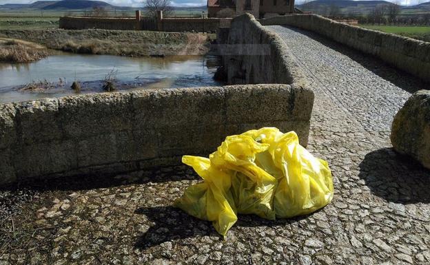 Ejemplo de 'basuraleza' junto a un río. 