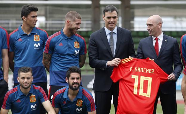 Pedro Sánchez, en su visita a la selección. 