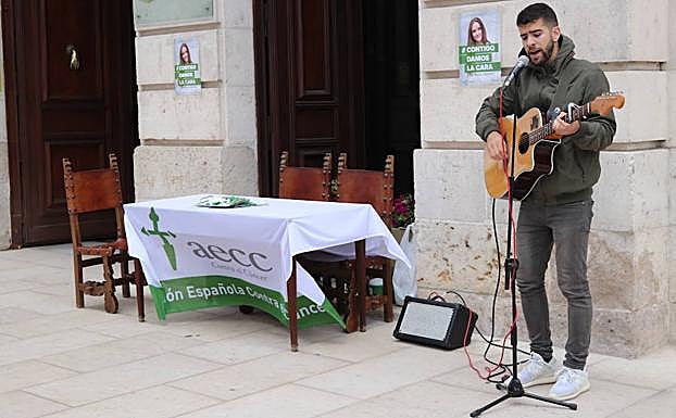 El artista Daniel Guantes durante la actuación