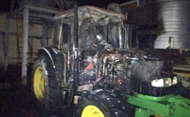 Tractor calcinado en una nave en Medina del Campo.