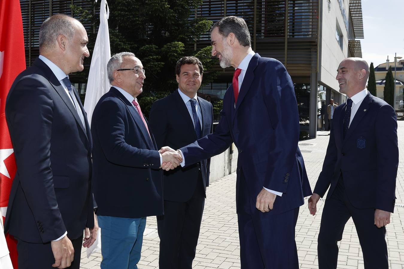 El monarca ha visitado a los jugadores del combinado nacional y a toda la delegación española en la Ciudad del Fútbol de Las Rozas