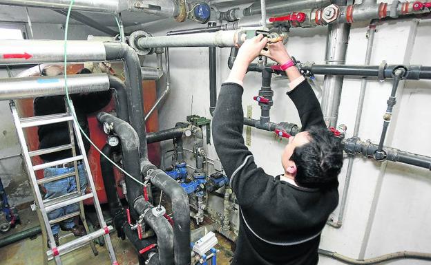 Un técnico realiza un ajuste en la sala de calderas de un inmueble de Miranda de Ebro.