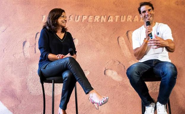 Rafa Nadal, recibido por la alcaldesa de París, Anne Hidalgo. 