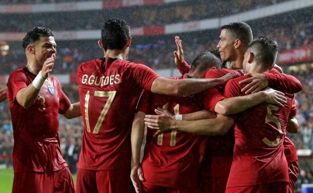 Los jugadores portugueses celebran un gol. 