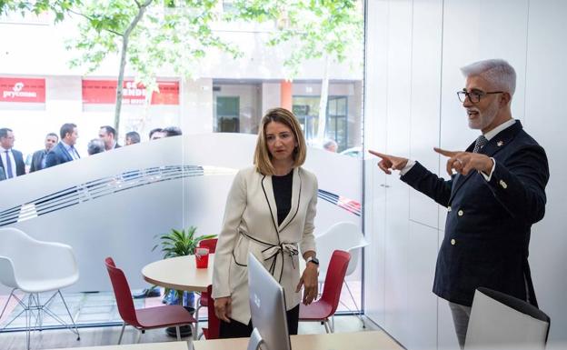 La consejera de Familia e Igualdad de Oportunidades, Alicia García, junto al presidente de la Federación Regional de Sordos, Luis Miguel Jiménez, en la inauguración de las nuevas instalaciones de la Federación de Asociaciones de Personas Sordas de Castilla y León, en Valladolid.