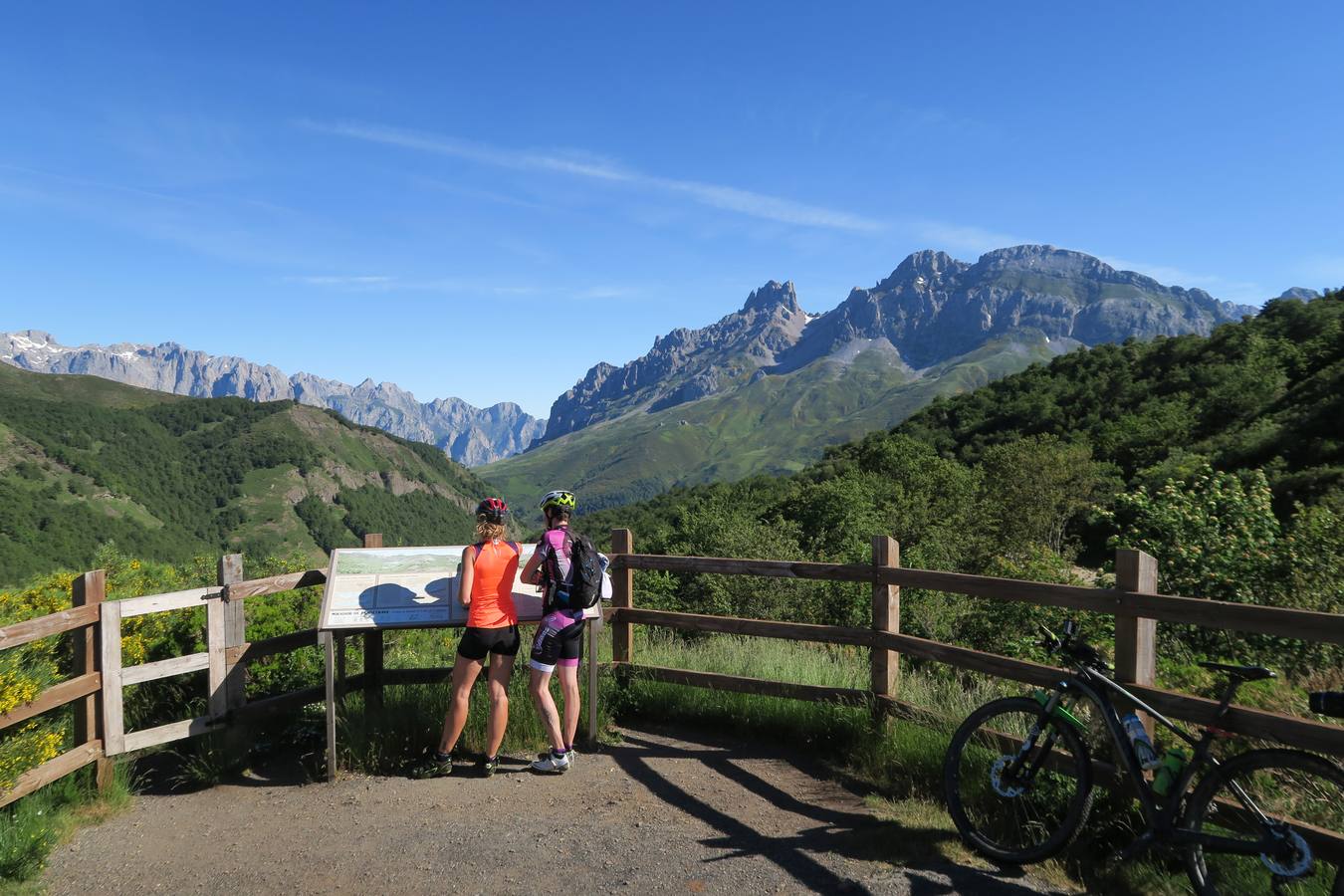 Picos de Europa desde el mirador de Pandetrave.