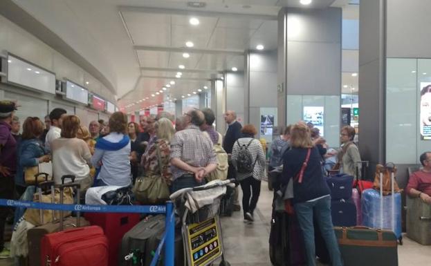 Los vallisoletanos afectados esperan una respuesta esta mañana en el aeropuerto de Barajas, en Madrid. 